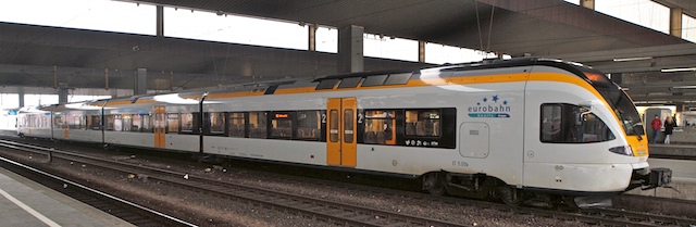 Foto: Friedhelm Weidelich Einer der wenigen Flirt-Triebwagen fährt auf der RE3 - hier in Düsseldorf (Foto: Weiudelich)