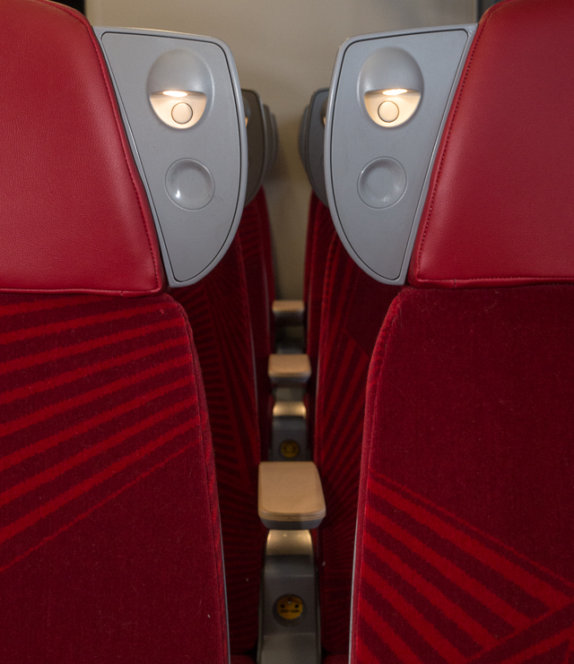 Eine hübsch designte Bestuhlung lädt zum gemütlichen Lesen ein P7047073